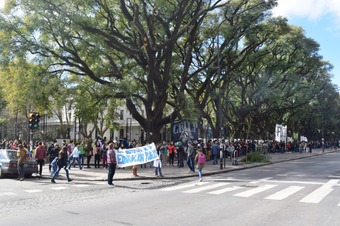 docentes y estudiantes abrazan las Facultades