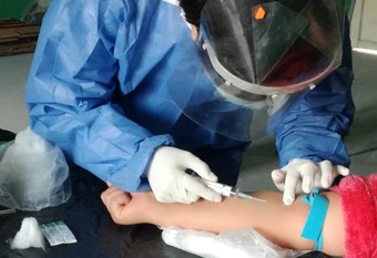 Brigastista realizando una extracción de sangre para analisis seriológico