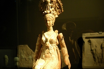 figura de una mujer de terracota