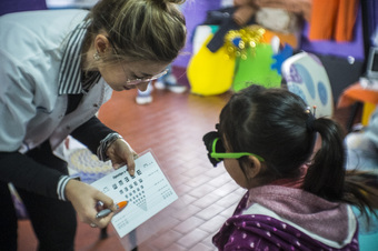  optometra  atendiendo a un niño