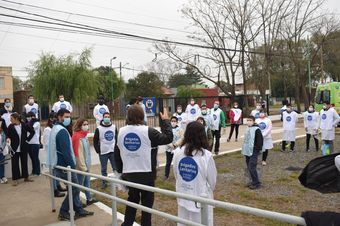 Brigdistas reunidos antes de salir a la recorrida en el barrio