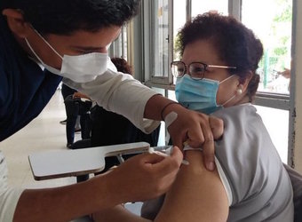 Brigadista vacunando a su mamá