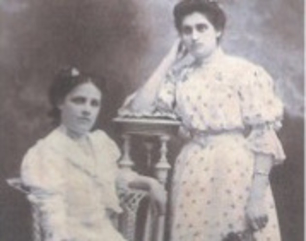 De pie Carolina Etile Spegazzini y sentada a la izquierda  Juana Cortelezzi