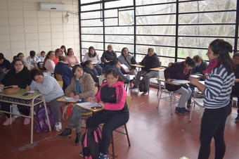 Vista de una clase de la catedra, mayoria de mujeres del programa Hacemos futuro