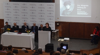 vista del aula magna. En el estrado (derecha a izquierda) el Vicedecano Dr. Daniel A. Gómez Dumm , el Decano Dr. Mauricio Erben, el vicepresdente  de la UNLP Ing Marcos Actis, el presidente de la UNLP Dr.Fernando Tauber y vicepresidente de la UNLP Martin Lopez Armengol . Hablando la Dra Laura Damonte