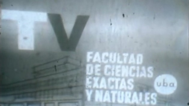proyección en pared de dibujo de la faculta de exactas de la uba en blanco y negro y la leyenda "TV - facultad de ciencias exactas y naturales UBA"
