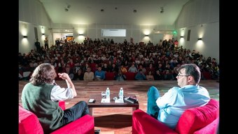 Foto de la conferencia del Dr. Edurardo Rinesi en la Universidad Nacional de Rafaela