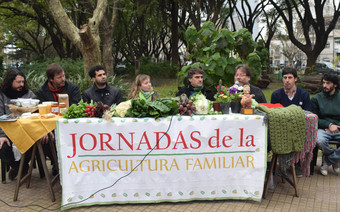 Representantes de las facultades organizadoras de Veterinaria, Ciencias Agrarias, Exactas, Trabajo Social, Ingeniería, Humanidades, Bellas Artes, Periodismo  y del Inta 