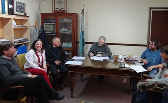 Autoridades de las Facultades de Cs. Exactas de la UNLP y de Cs. Exactas y Naturales de la UNLPam durante la firma de la carta compromiso en La Plata. Los Dres. Ángel Sathicq y María Teresa del Panno participarían como coordinadores desde la FCE y la Dra. Fabiola Pagliero como coordinadora desde la FCEyN, para el estudio de la creación de una Carrera de Doctorado en Ciencias Ambientales en la UNLPam.