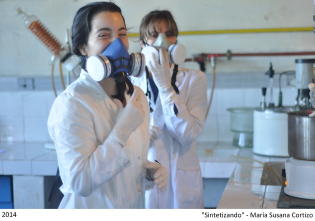 Fotografía que muestra el trabajo en el laboratorio de dos Licenciadas en Química. Mención especial de la categoría "Científica" del concurso fotográfico "Movilización Visual 2014".