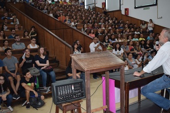 Estudiantes en el aula anfiteatrada