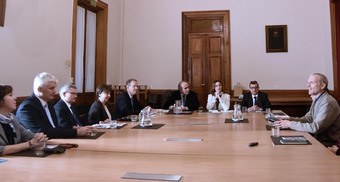 Delegación de la Universidad de Varsovia runidos con el decano de Exactas Mauricio Erben y la UNLP