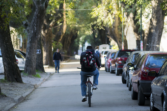 joven en bicicleta visto de espaldas