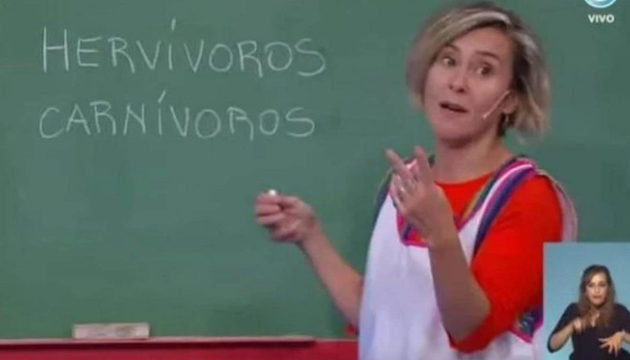 captura de video de docente de primaria dando clases en el plan "seguimos educando" con pizarrón de fondo