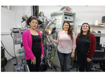 Agustina Heredia, Doris Grumelli y Magalí Laviani en el laboratorio del INIFTA
