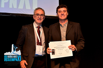 Dr. Gustavo Borrajo recibiendo el premio