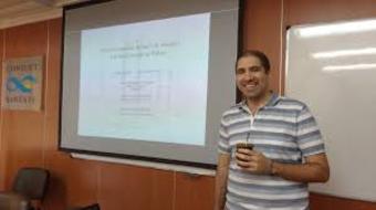 El Dr. Jorge Antezana al frente de una clase