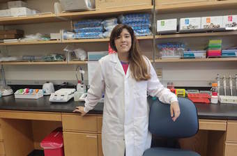 María Florencia Gómez Castro en el laboratorio 