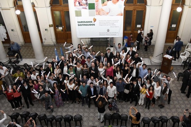 Vista desde arriba de las personas premiadas con su diploma en la mano