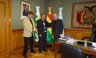 El jueves 7 de mayo el Decano de la Facultad de Ciencias Exactas, Dr. Carlos Naón, mantuvo una reunión con el Embajador del Estado Plurinacional de Bolivia en Argentina, Sr. Liborio Flores Enriquez