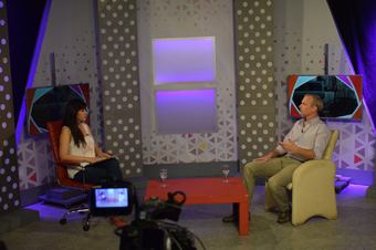 A la izquierda periodista de TVU y la derecha Mauricio Erben sentados en el estudio