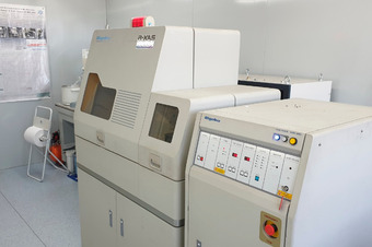 Vista general de equipo Espectrómetro en un laboratorio del INIFTA