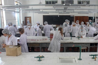 Estudiantes de Farmacia fabrican repelentes