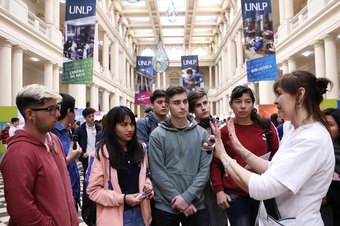 Docente explicando a jovenes en el Pasaje Dardo Rocha