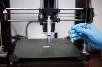 impresora 3D fabricando  apósitos personalizados