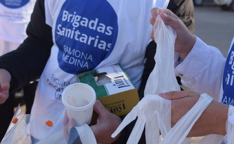 primer plano de manos repartirendo  guantes 