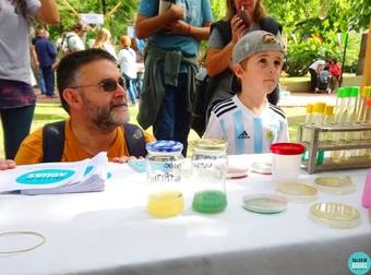 padre e hijo mirando un stand con muestras de agua