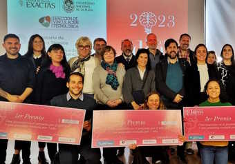 personas premiadas mostrando un cheque gigante 