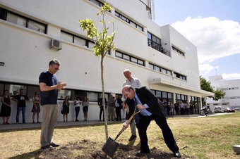 El Presidente de la UNLP y el Decano de Excatas plantan un arbol en el frente del nuevo edificio