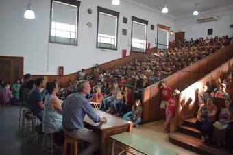 Vista del Aula Magna de Química llena de estudiantes