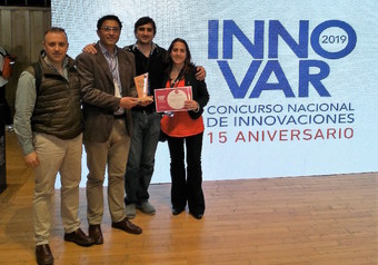De izquierda a derecha Dr. Gonzalo Palazolo, Dr, Emiliano Kakisu,  Dr. Darío Cabezas y Dra. María Victoria Salinas y de fondo el banner de INNOVAR 2019