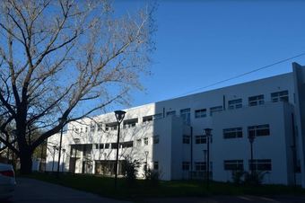 facjhada del edificio del Instituto de Física La  Plata