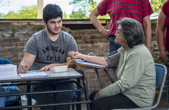 extensionista tomando la presión a una vecina