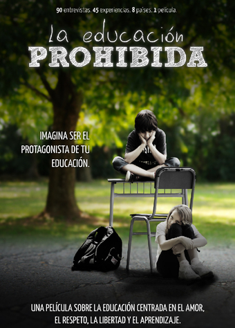 poster de la pelicula "la educacion prohibida". se ve a dos chicxs de primaria en un parque, sentados en un banco de escuela (uno arriba y otra al costado en el piso)