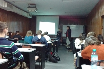 Leda Gianuzzi dando la charla