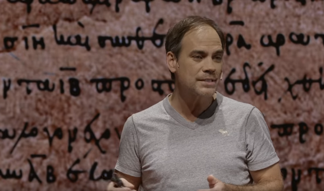 Captura de pantalla de la charla TED "Los griegos no sabían dibujar". Primer plano de Christian Carman