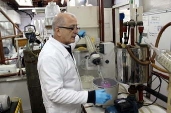 El Dr Luis Bruno Blanch trabajando en el LIDEB, Laboratorio de Investigación y Desarrollo de Bioactivos del Departamento de Ciencias Biológicas de la Facultad de Ciencias Exactas de la UNLP