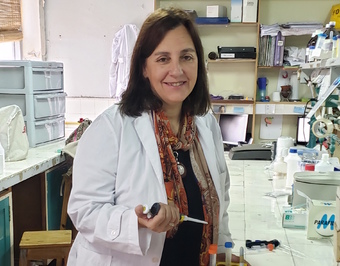 Marcela Fernández van Raap en el  laboratorio