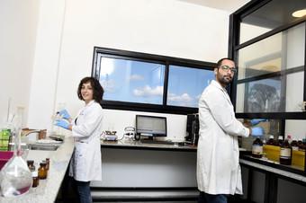 María Laura Sbaraglini y Lucas Alberca en el laboratorio del LIDeB