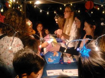 niños y niñas junto a docentes participando de una actividad