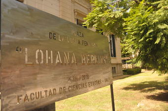 Vista del cartel con el nombre de la Plaza de la Lucha Feminista Lohana Berkins