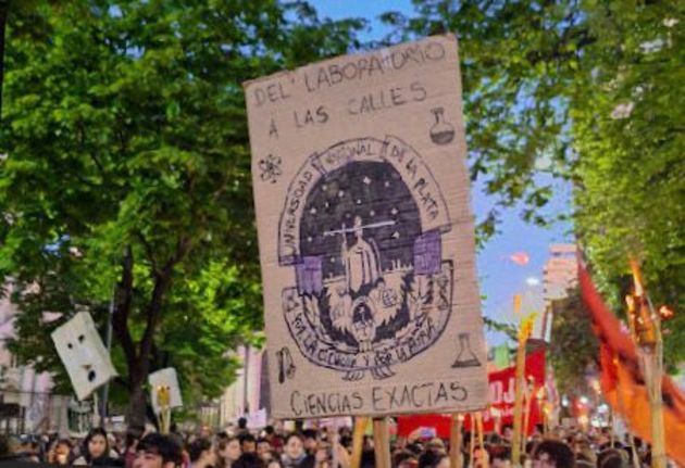 cartel con escudo de la UNLP en una movilización por la universidad