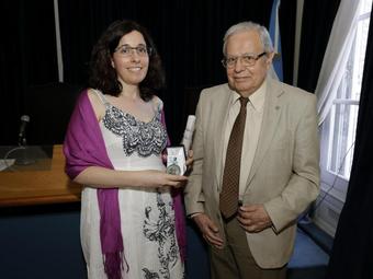 Carolina Vericat, Lic. en Química y Doctora de Exactas, fue galardonada con el prestigioso premio "Reinaldo Vanossi" otorgado por la Academia Nacional de Ciencias Exactas, Físicas y Naturales