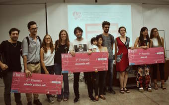grupo de personas ganadoras mostrando maquetas de cheques gigantes con el monto del premio