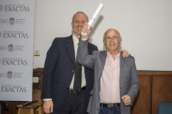 El decano Mauricio Erben y el Profesor Consulto Dr. Luis Bruno Blanch con el diploma en mano