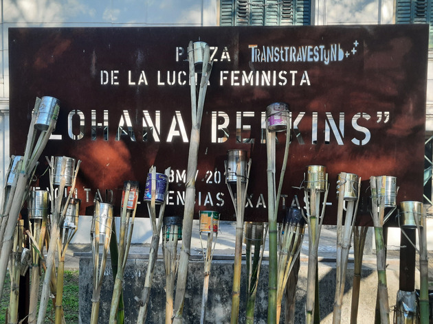 Anorchas apoyadas en el cartel de Plaza de la lucha feminsta Lohana Berkins